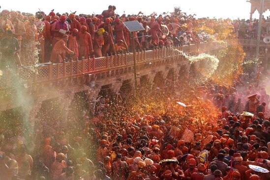 جشنواره بهاره هندوها در معبدی در اوتارپرادش هند
