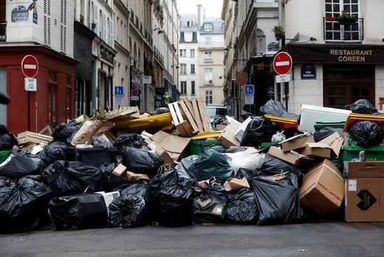 انباشت زباله در پاریس در پی اعتصاب کارکنان شهرداری